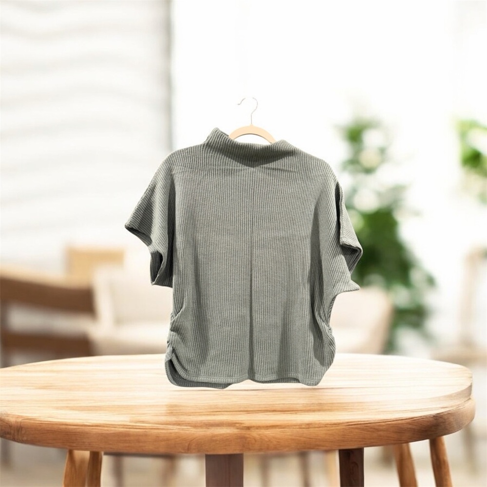 Zenana Outfitters Ribbed Gray Blouse